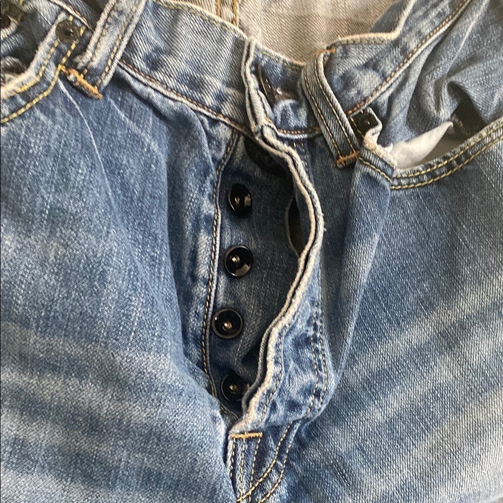 Relaxed Blue Jeans with Cropped Length and Distressed Details - Picture 2 of 10